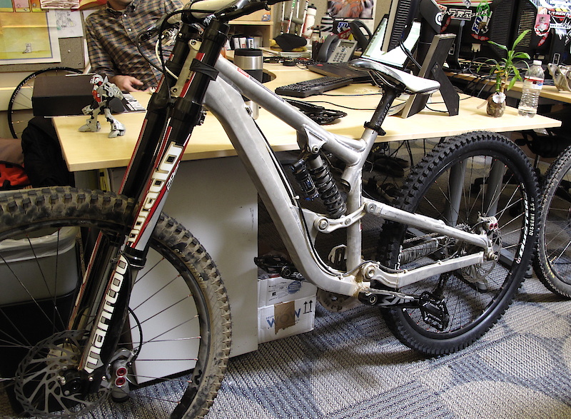 <span style='font-size:18px'>29'er DH bike in the ACG room</span><br><br>Next stop was the one that I was most looking forward to: Trek's Advanced Concepts Group, better known as ACG. This is where ideas get massaged and theories are proven or ditched. Casually lounging in the ACG room was this bike that will surely stir the pot. Hold onto your 