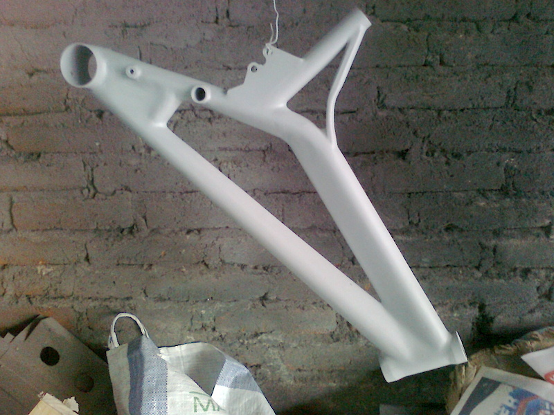 Due to a mistake by my chromoly supplier in the U.S., who sent tubes twice thick (and twice heavy) than needed, I decided to only do the fiberglass the front triangle.