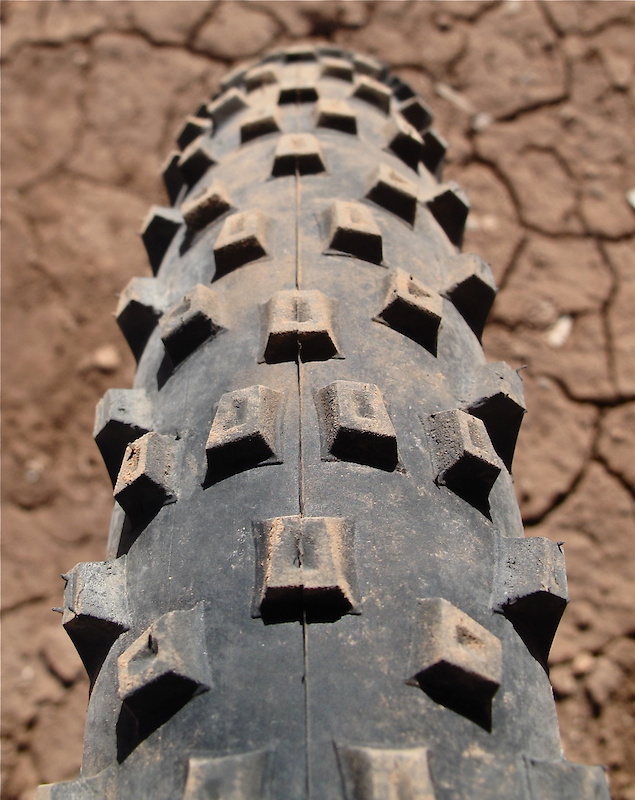 <span style='font-size:18px'>The tire's open tread pattern lets it excel in soft and loose conditions, while the high volume casing makes for a forgiving ride