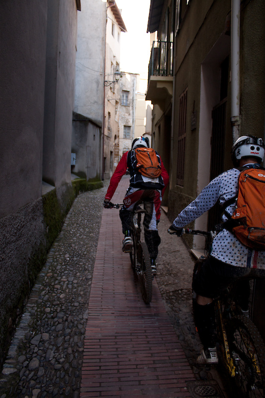 Head back to the hill through the streets of Coldirodi