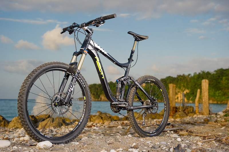 Giant's 2011 Reign 0 relaxing on a beach at the Jamaican Fat Tire Festival after a long day on the trails - exactly what the 6 inch travel bike is intended for.<br><br><span style='font-size:17px'>Giant Reign 0 details:</span><br><br>- Intended for trail and all-mountain riding<br>- Six inches of rear wheel travel<br>- Fox 32 Talas FIT RL fork and Float RP23 rear shock<br>- Shimano XT 3 x 10 drivetrain<br>- DT Swiss Tricon wheelset<br>- Weight 28lbs 5oz (<i>w/o pedals</i>)<br>- MSRP $4,850 USD
