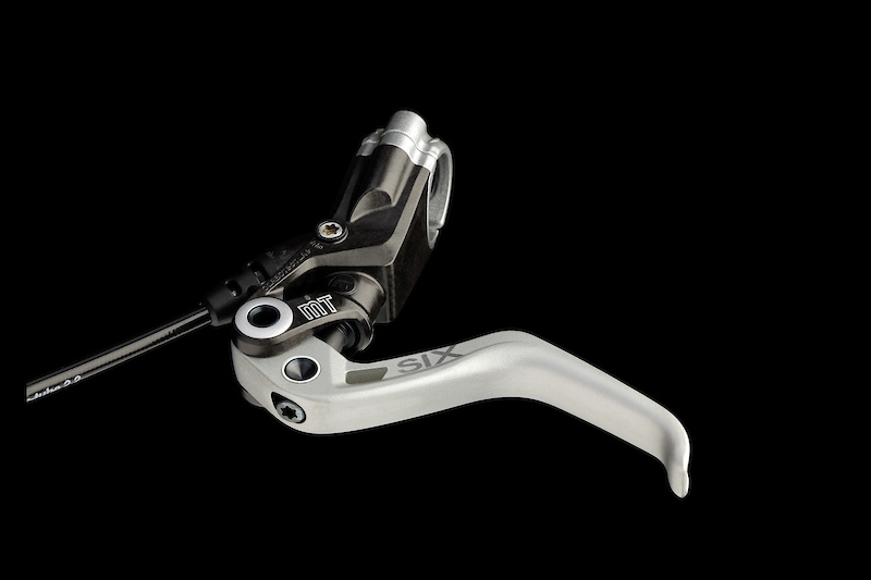 The MT6. The structure of the brake lever is identical to that of the MT8, except for the use of an aluminum brake lever and aluminum clamp. Not quite so much weight is saved with the brake caliper as on the MT8 but the additional cooling fins compensate for this. Weight MT6: 310g including the 160 Storm SL rotor