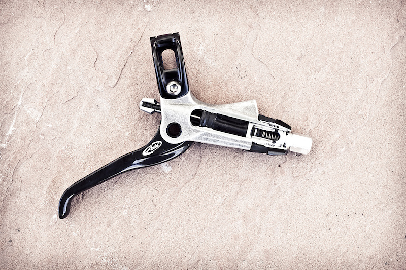 The new Elixir uses updated internals, but the same great lever geometry that positions the lever's pivot closer to the handlebar. Thankfully, the Elixir's comfortable lever blade shape is also carried over to the new models.
