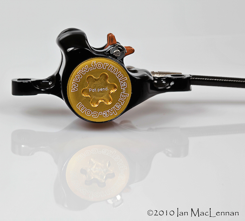 The two oversized 24mm caliper pistons clamp the disc hard and a forged, one-piece forged aluminium body keeps the caliper lightweight and rigid.