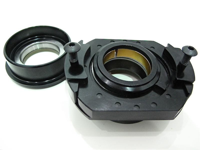 VP Components' angle adjustable headset allows riders to quickly and easily adjust the steering angle of their bike by up to 1.5 degrees - without needing to remove any headset cups. All that's required is a set of hex keys and a few minutes. The complete upper assembly (<i>right</i>) looks a bit unwieldy in this photo, but keep in mind that it is still in the testing stages and will likely be trimmed down before reaching production.