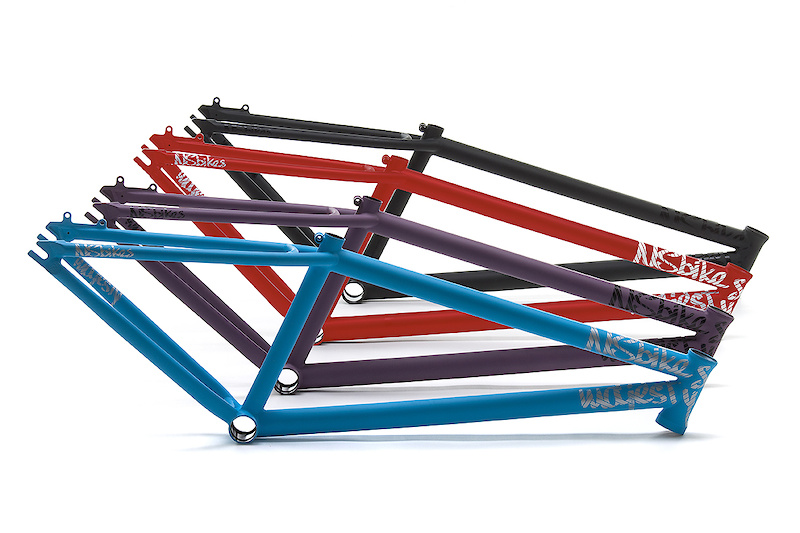 The 2011 Majesty street/park frame has a Spanish BB system and extremely short rear end. The dirt/slope version has a standard Euro BB and is optimized for bigger forks and high speed tricks.