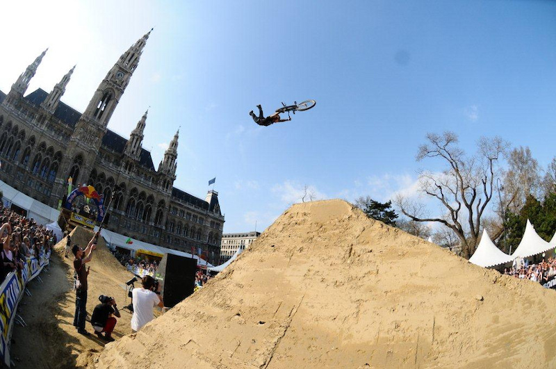 In the end, Andreu Lacondeguy convinced the jury with an extremely clean double backflip that he made look completely effortless. His runs during the qualifiers may not have gotten him into the finals but he rocked the entire Best Trick jam session