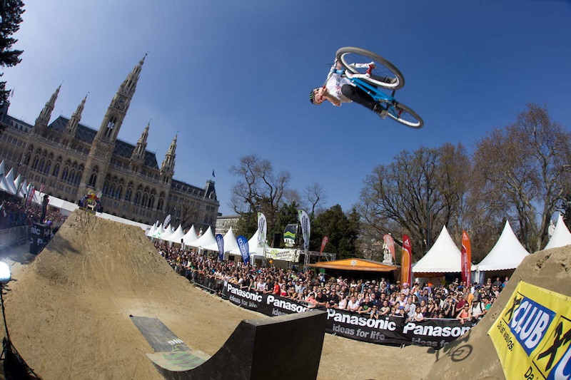 Sam Pilgrim threw down a sick trick at every jump and was able to convince the jury with his consistently excellent performance. From underneath the Red Bull arch he shot into the line with a backflip tabletop and followed it up with a backflip nohand. Next up was a 720 and to finish up a super clean 360 tailwhip. 