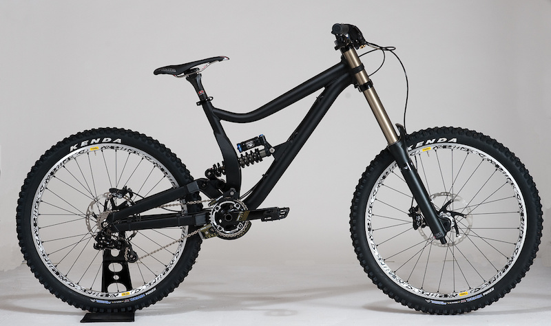 This stealth looking beauty is the first of only three prototype Diamondback DH rigs that are currently out there, with the other two being ridden by Diamondback's DF5 team riders' Kelly McGarry and defending NW Cup Series champ Kyle Thomas. While Kyle and Kelly are out shredding their rigs hard, this blacked out version is being used by Diamondback's engineers to measure and evaluate geometry changes.</span><br><br><span style='font-size:19px'>Diamondback Prototype DH Bike details:</span><br><br>- 8 inches of rear wheel travel<br>- Single pivot with linkage activated shock<br>- Sealed bearing rearward shock mount<br>- 1.5 inch head tube<br>- Geometry undecided