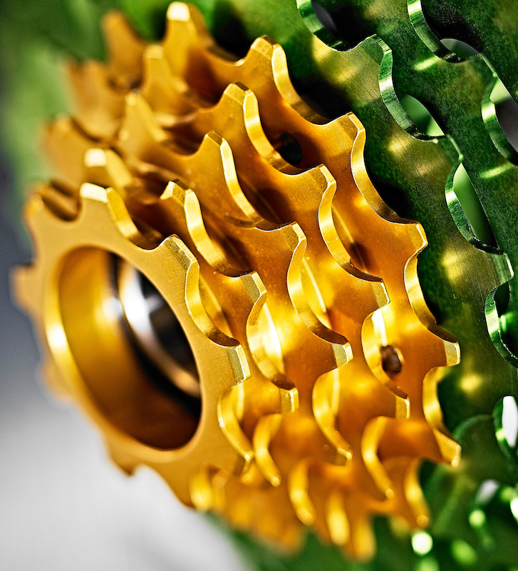 The nine-tooth cog is roughly the same diameter as the spline of a standard freehub. To prevent premature wear, Hope machines the last five cogs in one piece from a steel alloy which will remain a secret.