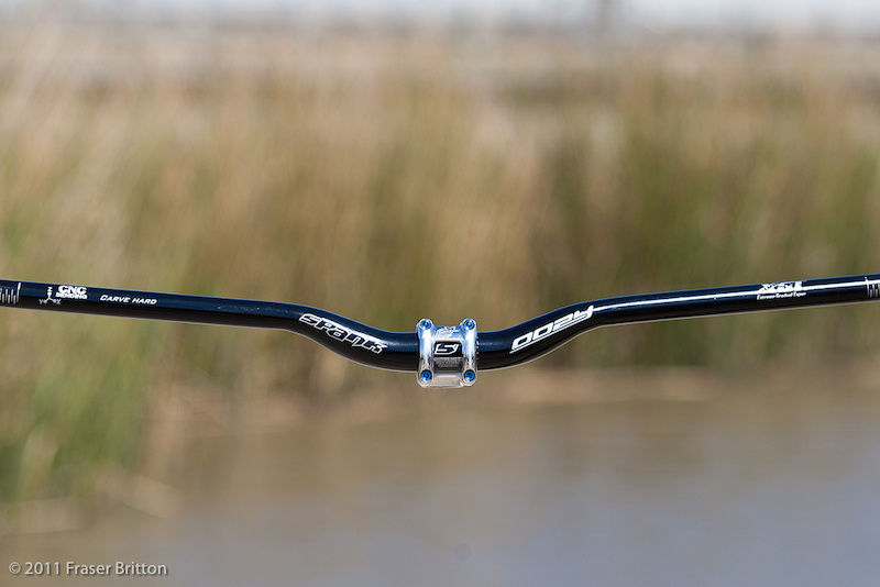 There is a good chance that Spank's Oozy LTD bar has more technology packed into it than any other aluminum bar out there, with the result being a 700mm wide trail/all-mountain bar that weighs in between 208 and 220 grams depending on the rise option. The bar features Spank's Dual Extreme Gradual Taper, as well as a stem clamping area that Spank takes great pains to ensure is perfectly cylindrical - not something you'll see on all of the other bars when you inspect them closely. The bars also sport reinforced ends to keep them from being damaged when the bike hits the ground.<br><br><span style='font-size:19px'>Spank Oozy LTD bar details:</span><br><br>- Rise options: 5/15/30mm<br>- Width: 700mm<br>- Colors: white or black<br>- Weight: 208g to 220g