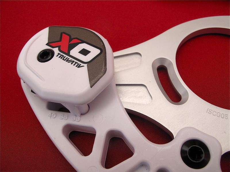The lower roller is adjustable to fit different sized rings. There are two different versions, one to fit 32-36 tooth rings and another to fit 36-40 tooth rings.