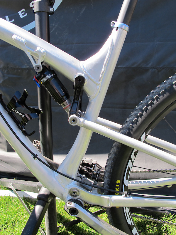 Carbon Link plates clean up the look, while the direct mount Front Derailleur (directly mounted to the swingarm) allows Rocky to create a stiffer BB, seat tube, down tube area as they are no longer restricted by a standard band clamp derailleur.