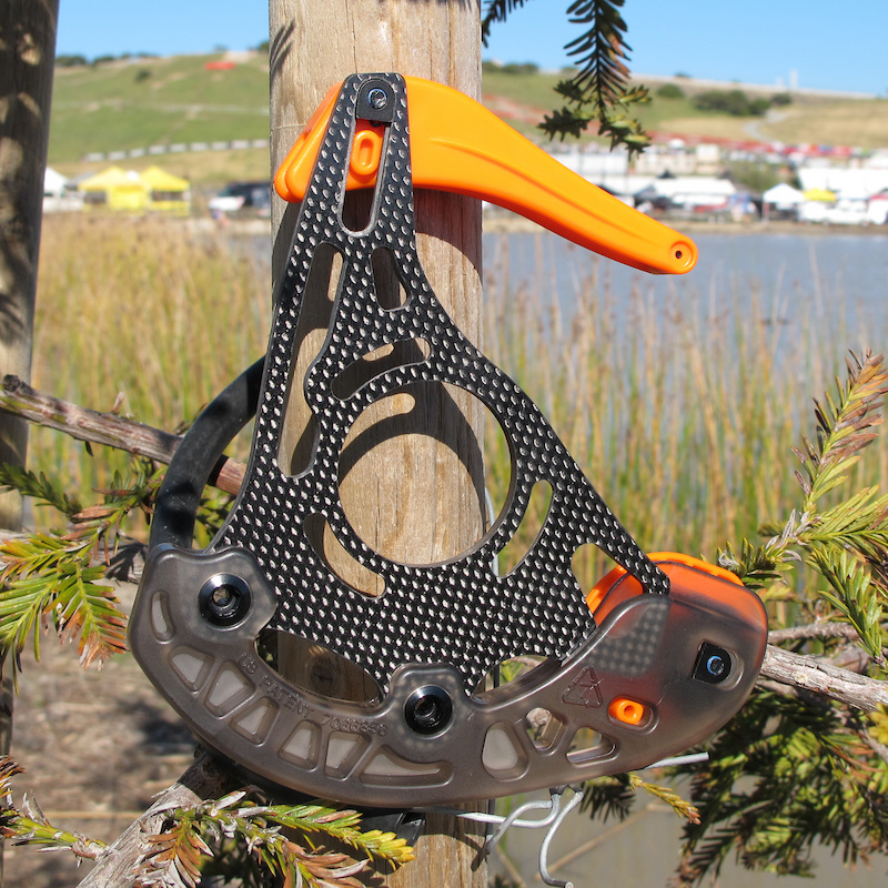 The G2 Carbon is available in two sizes and adjustable to fit either 32-36 or 36-40 tooth rings by way of sliding up and lower guide pieces.