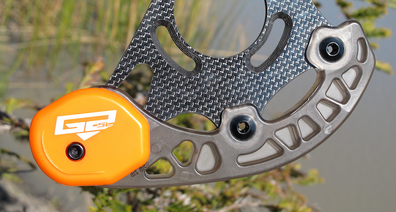 The G2 carbon uses MRP's integrated and replaceable skid plate that no only protects the chain ring from damage, but also shelters the sealed bearing lower roller from impacts.