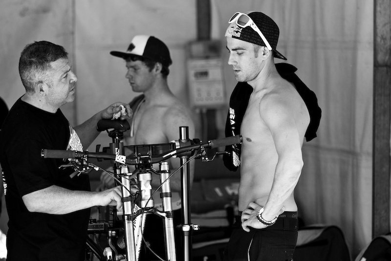 Team mechanic Dave Garland talks over bike setup with Matti Lehikoinen