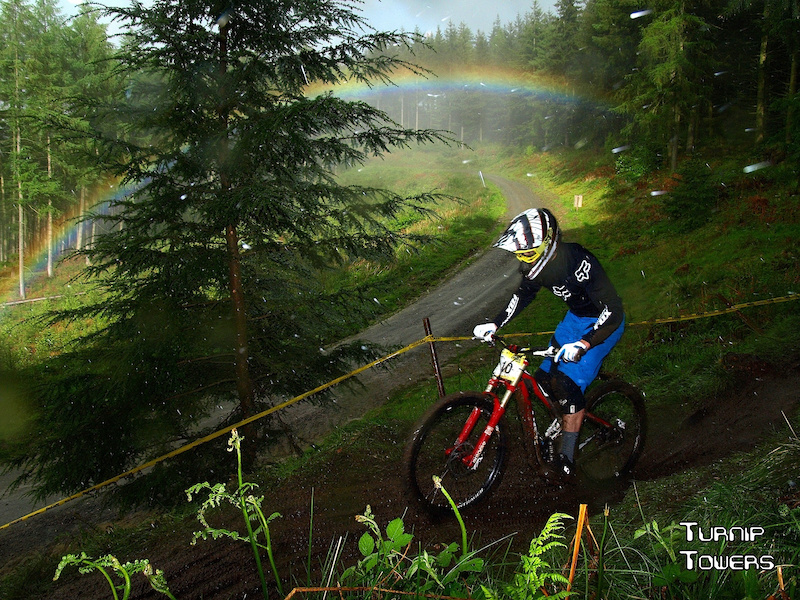 I think this shot pretty much sums up this year's weather. The weather gradually worsened during the weekend, up to the point where the elites had to ride down in a wild hail storm. In the heaviest part of the storm, this rainbow appeared over the fire-road in the background which kind of made it worth staying on the hill and getting soaked.