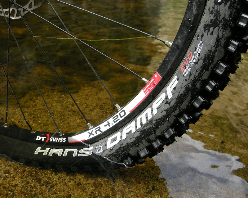 While Schwalbe designed the Hans Dampf to suit drier conditions, the spiky tread pattern shreds loamy trails.