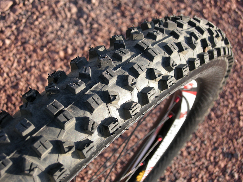 <span style='font-size:17px'>Hans Dampf Tire at a Glance:</span><br><br>-Purpose: All-mountain/Trail<br>-Flat protection: Snakeskin armored sidewalls<br>-Features: Triple-compound tread, all-condition design, 67 TPI, 3-ply casing<br>-Tubeless: Tubeless ready<br>-Directional: No<br>-Weight: 750 grams<br>-Size: 2.35-inch<br>-Price: $90 USD