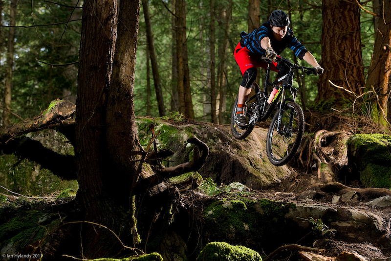 Giant's Reign 0 is intended to serve up trailbike climbing and pedaling performance to all-mountain riders. Pinkbike wrung it out on the North Shore where, aside from some chain issues, it proved very capable.
