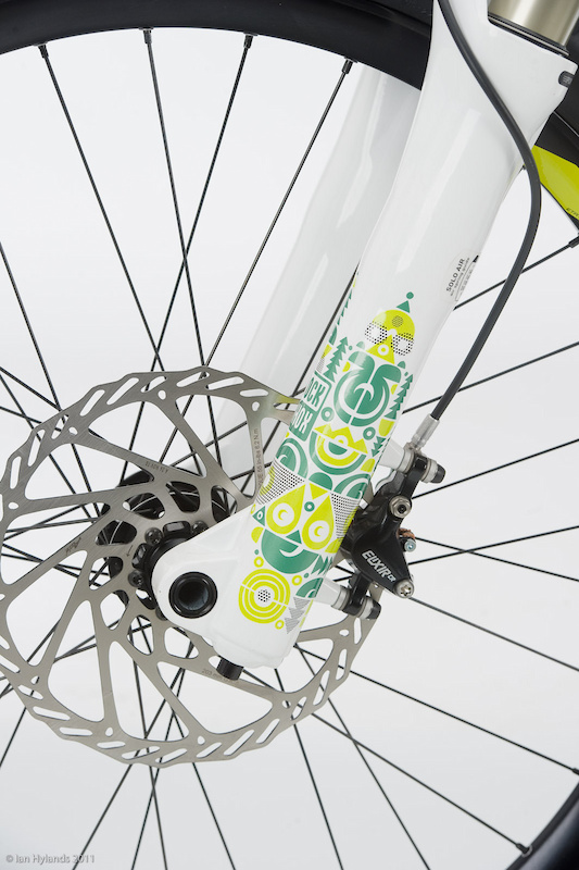 The Faith 0's 180mm travel Totem Solo Air fork suits the bike's intentions wholly: big moves on big terrain