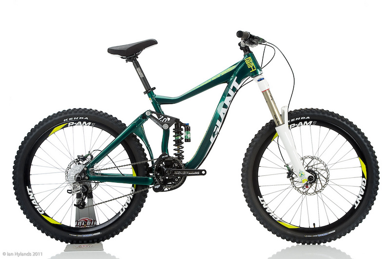 The Faith 0 is built around Giant's 7 inch travel, freeride specific frame - the very same that you've seen Kurt Sorge take flight upon at the Red Bull Rampage.<br><br><span style='font-size:17px'>Giant Faith 0 details:</span><br><br>- Intended use: freeriding<br>- Seven inches of rear wheel travel<br>- RockShox Totem Solo Air fork and Vivid Coil RC2 rear shock<br>- SRAM X9 shifter and rear derailleur<br>- Avid Elixir CR disc brakes<br>- Weight: 39.5lbs (<i>w/o pedals</i>)<br>- MSRP $4,400 USD