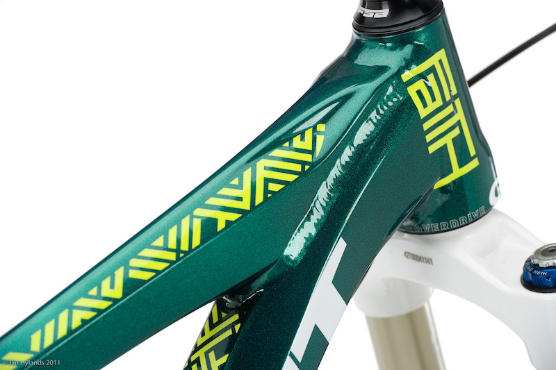 Extensively hydro-formed tubes give the Faith both more strength and a unique look, along with its massive, tapered Overdrive head tube.