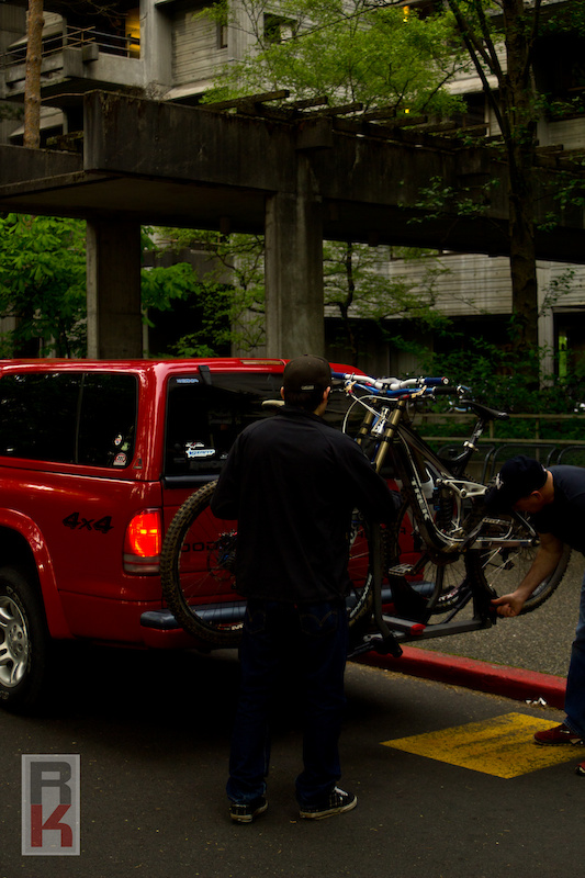 Clinton and Dan making sure that the bikes are nice and secure! Clinton's Demo, and Brent Van Fossen's Session