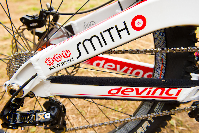 The bike is rocking Dave Weagle's split pivot design - it's a concentric pivot located on the rear axle that combines the best performance traits of single pivot and long arm linkage suspensions into a simple package that pedals efficiently and remains active under braking. Internal cable routing for the rear derailleur through the rear swing arm keeps a nice, clean look as well as protects the cable housing from debris.
