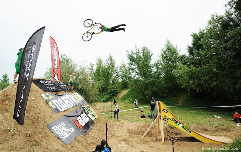 Szymon Godziek, superman on the big jump