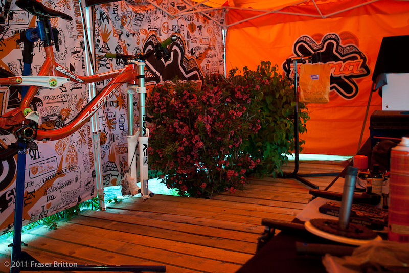 Leogang Austria - World Cup. Kona is a title sponsor for the festival this week and next. They have a huge custom pit setup on a gigantic wooden balcony custom made on site. It s very Orange and very loud in here. AUDIO - Dupelle AUDIO - Delfs