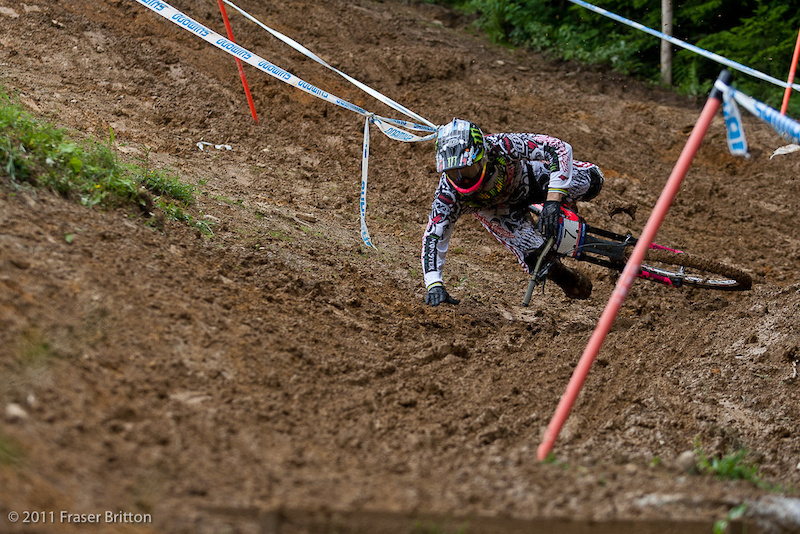 Not to overplay the mud but this morning it was looking like it may play a huge part int he outcome of this race once the sun came out and it started to thicken. The holes were so deep they even sucked in a World Champion this morning. Hill s good natured running commentary as he got up had the collected fans laughing heavily.