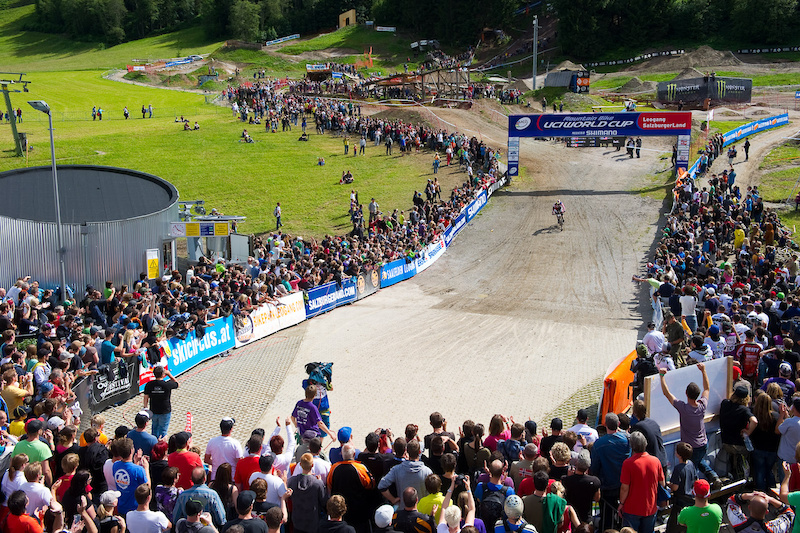 Gwin into the finish corral. Gwin is now 56 points ahead of Minnaar for the World Cup overall and 101 points ahead of Gee Atherton. Gee is definitely not out of the hunt for the overall but it looks like it s going to be a drag race between Minnaar and Gwin at this point.