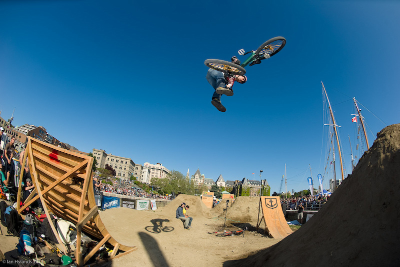 Mitch Chubey was super smooth and carried a lot of speed through the whole course. Enough speed for huge tailwhip transfer out of the last quarter.