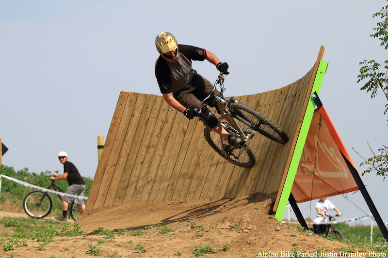Hitting up the wall ride on the medium slopecourse 