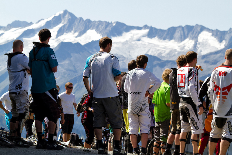 riders meeting with an amazing view onto the glaciers around Neukirchen