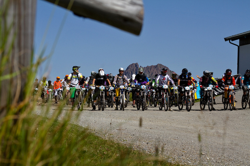 men s start - 9 rows each with ten riders and every single one of them wants to be first