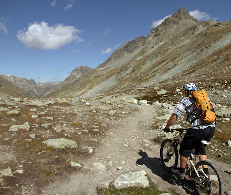 600m of mostly singletrack descending from Suvretta to the Spinas road