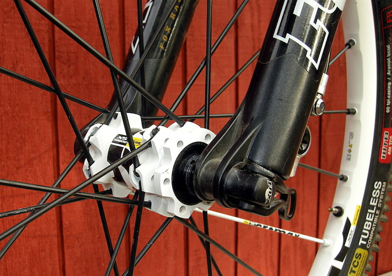 The front axle has been converted successfuly. Note that there are threads exposed where the 20mm endcaps threaded onto the axle. No worries there.