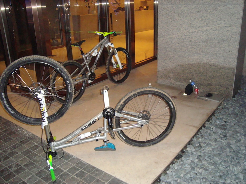 Back in their 5 star hotel all hotels in Taichung seem to be 5 star checking some final details of the cable routing. The guys were flying home the next day so they stayed up in the lobby till 2 am. The staff was very surprised - usual they have business class guests but here instead they watched two guys completely filthy in sweaty t-shirts working on their bikes all night.