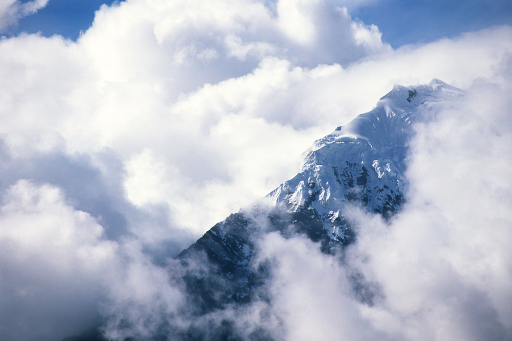 Mt. Veronica, at 5680m / 18,635ft has some serious presence on the horizon. Its Quechua name, the native language of the area, Wakay Willca, means 