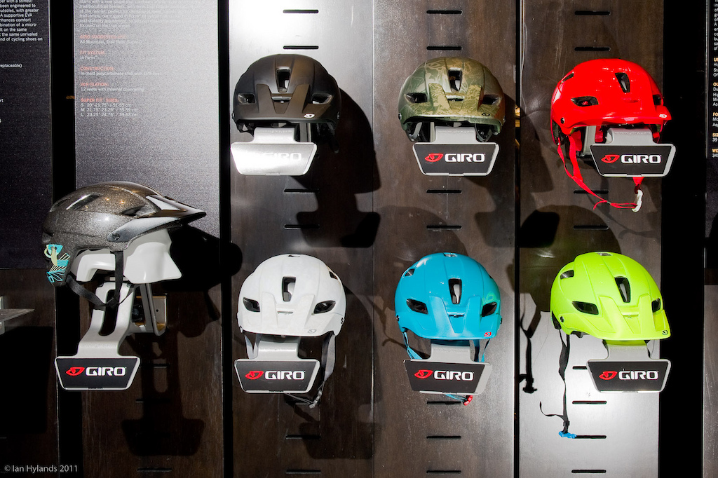 Giro Feature AM Helmet