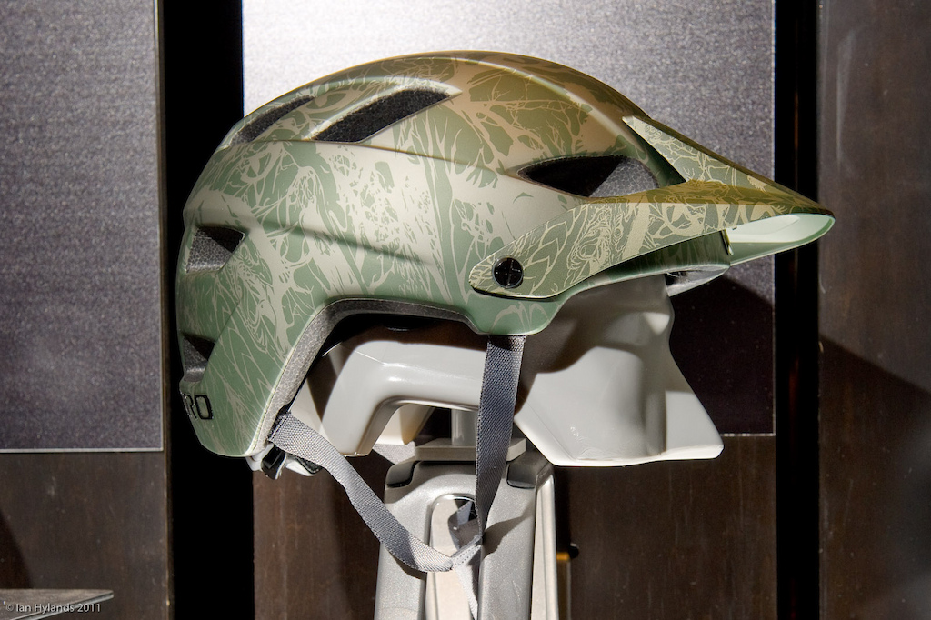 Giro Feature AM Helmet