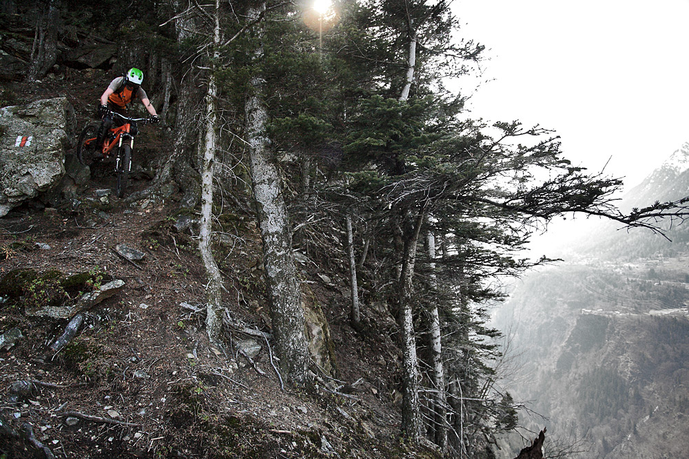 The whole trail follows the edge of a deep gorge and it had been a bit scary sometimes when you were directly looking into the abyss hoping to get the turn. - 