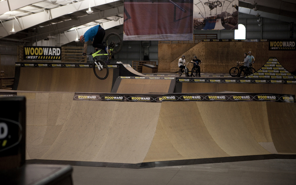 Gully makin the best of a hanger session. Dumped-3 over the spine.